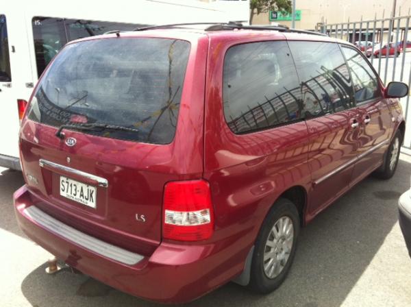 2002 Kia Carnival LS 7 seater wagon