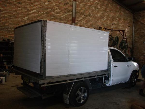 2005 Toyota Hilux refrigerated utility V6