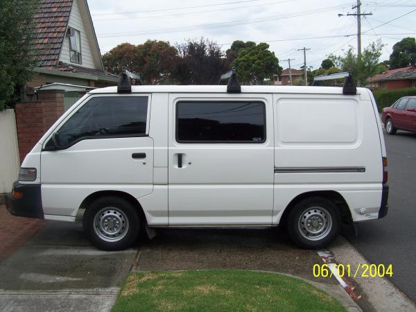 2005 Mitsubishi Express Van 